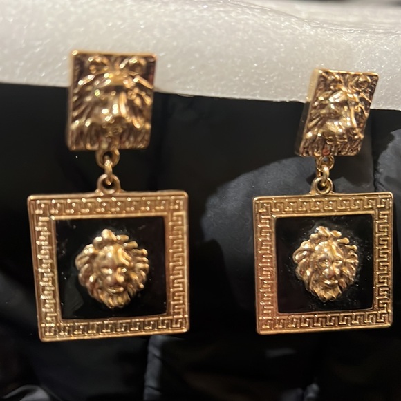 Black and gold tone lion earrings - Picture 2 of 2